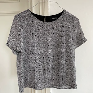 Blus Mango - Jättesöt t-shirt blus från Mango. Väldigt sparsamt använd!