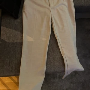 Zara kostymbyxor beige - Säljer zara kostymbyxor i färgen beige. Super fina men för stora för mig nu. Säljes för 150 kr. Köparen står för frakt. Använda två gånger, som ny. 