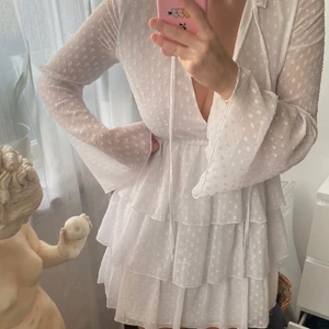 Vit klänning - Klänning som passar perfekt på skolavslutningen eller studenten! Från Linn Ahlborg’s kollektion med NA-KD! Strl 34, använd 1 gång🤍