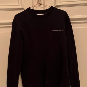 L’homme rouge tjocktröja - Svart, storlek M (48). Bomull.