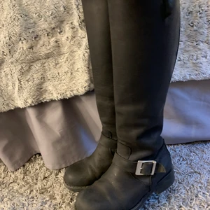 Johnny Bulls - Johny Bulls stövlar storlek 37. Använda en del men fint skick och sköna att gå i. Köparen står för frakt pris