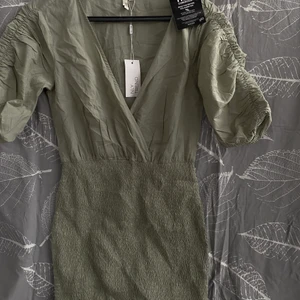 Nelly sommarklänning - Klänning från Nelly! Skit snygg, jätte skönt material och sitter fint. Endast testad, aldrig använd. Pristag på. (Ber om ursäkt för skrynklig bild)