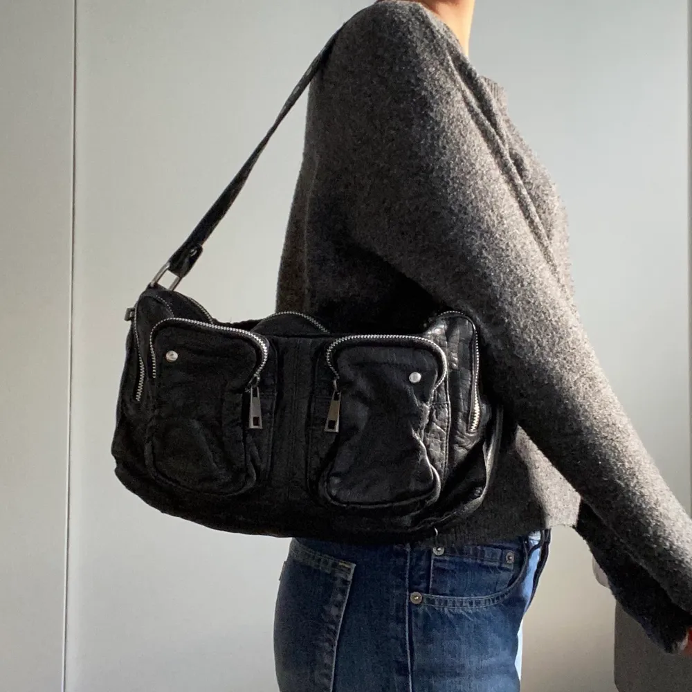 Väska från danska märket Nunoo i modellen Alimakka Washed Black. Köptes ny från Nunoos hemsida för 2100kr. Ett justerbart axelband följer också med, kom privat för fler bilder🖤 Pris kan diskuteras☺️. Väskor.