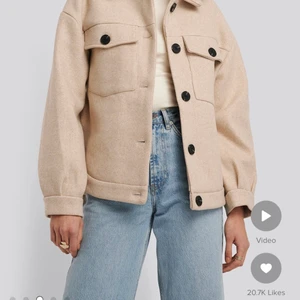 Beige oversized jacka  - En beige oversized jacka ifrån NA-KD i storlek 36. Säljer då den inte kommer mer till användning. Säljer för 450kr inklusive frakt. 