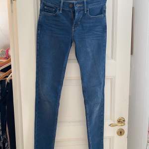 Säljer ett par näst intill oanvända Levis jeans lågmidjade i stl 24/30 (32/34), köpt i Levis butik.