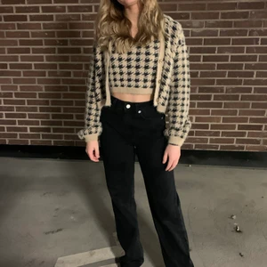 Rutig, stickad, croptopp strl  - Den här toppen är stickad och har en rund halsringning, axelremmar, en avklippt längd, en ribbbad nederfåll, ett något, stretchigt material och en supermjuk känsla. Ny pris 219, säljer för 99kr. Andvänt en gång, är liten i storleken. Brukar vanligtvis ha S 🖤🤍🤍