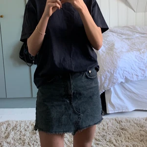 Grå jeanskjol zara - Säljer den här grå jeanskjolen från zara! Kan mötas eller så tillkommer frakt 