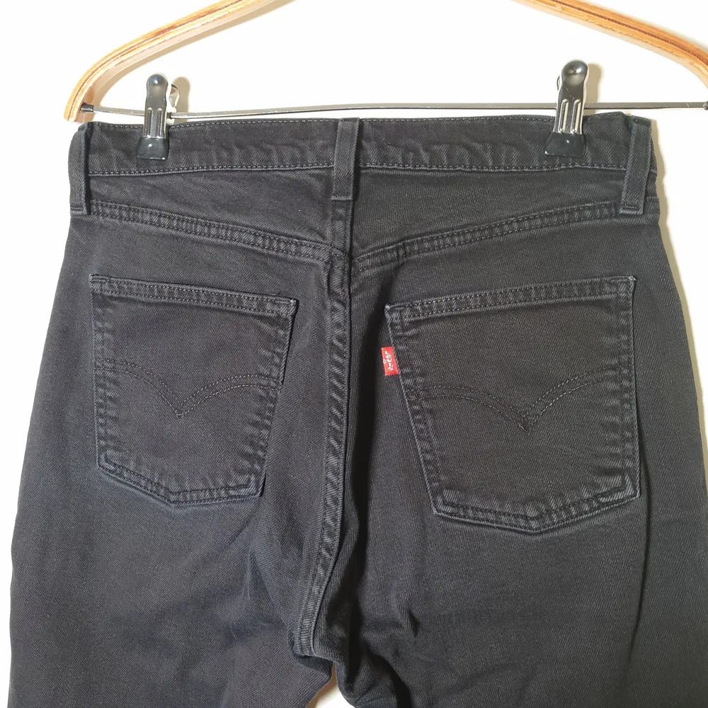 Svarta, raka Levi's jeans med waist 31 och length 34🌱. Jeans & Byxor.