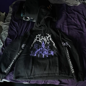 Wasted paris hoodie - Wasted paris hoodie Size: S (storleken är mer som M men den är croppad) 9/10 (använd 3 gnr typ)