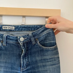 Äkta Acne Jeans - Heej☺️💕 Säljer mina Acne Jeans med snygg sliten look och öppet knä! Strl. 28/32 low waist. Passar mig som vanligtvis har Strl. XS-S. Bara att höra av dig!🤠
