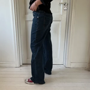 Vintage lågmidjade jeans - Vintage lågmidjade jeans från Cecil. Höft/midjestorleken är 31. Sitter baggy på mig som vanligtvis har storlek 29 i höftmått. Aldrig använda. Modellen är 165 cm. Skriv om du är intresserad💓
