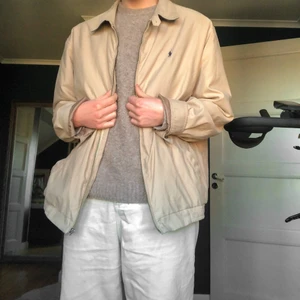 Polo Ralph Lauren jacka - Polo Ralph Lauren jacka, passar perfekt nu till våren! Den är i storlek XXL, men passar som en oversize jacka för mig som är 181 cm lång. Det finns lite småfläckar, men syns bara på nära håll