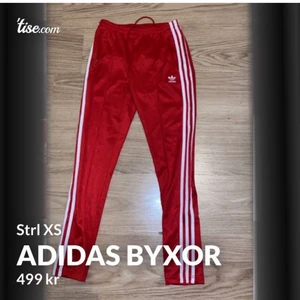 Adidas byxor strl XS - (Säljer hela settet, tröjan finns i ett annat inlägg) röda byxor från adidas i strl XS. Skicket är som nytt, använt fåtal gånger. Säljs då jag ej använder dem. (‼️ leverans kan variera, betalning sker via Swish ‼️)