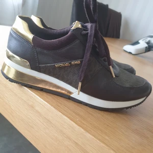 Mikael kors skor - Mikael kors skor i strl 40, använda 1 gång, funkar för strl 39