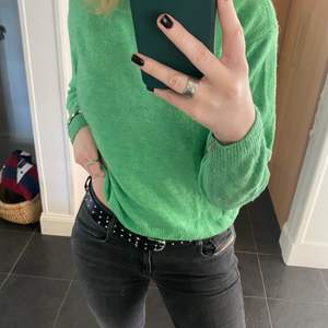 Säljer denna stickade tröja i skitcool grön färg ifrån hm, lappen med storlek är borta men skulle gissa på att det är en S.