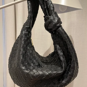 Svart väska i äkta läder - Svart väska i äkta läder. Endast använd ca 10 ggr. Ca 47 cm bred, 27 cm hög. Väldigt lik bottega veneta väskan. Pruta om 3000 kr känns för dyrt.