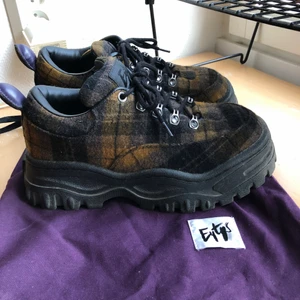 Eytys angel - Apsnygga eytys angel i rutigt mönster i något filtliknande material. Rekommenderar alla att köpa dessa 👼👼👼👼👼 Möts upp/avhämtning i Stockholm!