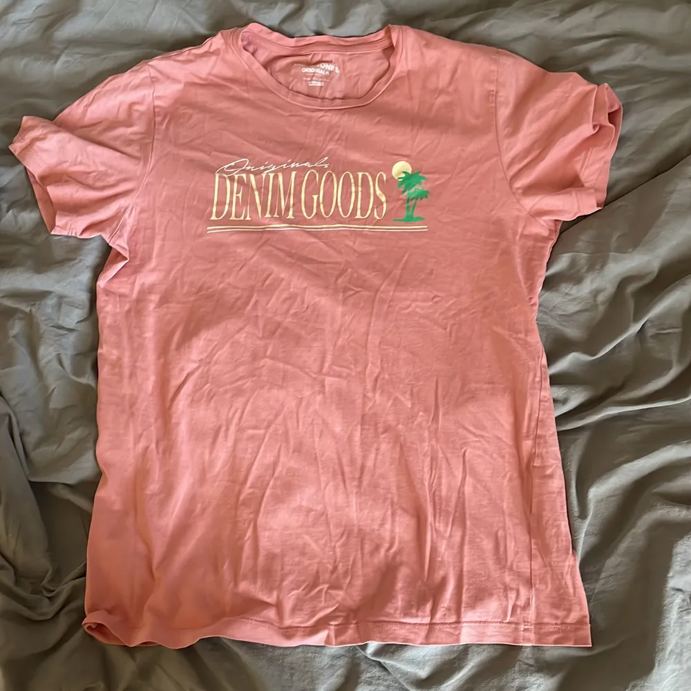 Rosa tröja i storleken medium . T-shirts.