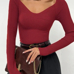 Vinröd top  - Snygg och stilig. Även skön. Använt en gång. Kontakta mig för mer bilder eller info. Ni står för frakt 