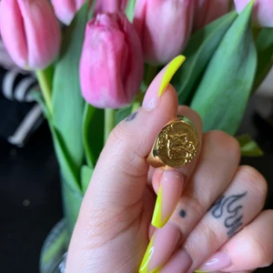 Ring guld - Äkta guldring från SAFIRA. Fel storlek så endast testad. Kan gå ner i pris vid snabb affär