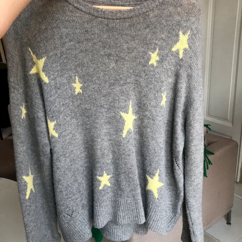 Säljer min Zadig&Voltaire tröja i kashmir som är i fint skick! Tröjan har gula stjärnor där fram och gula tillsammans med två rosa där bak. . Tröjor & Koftor.