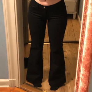 Lågmidjade svarta jeans - Svarta lågmidjade jeans köpta på Humana men använd få gånger. Har Inge tydliga defekter och sitter snyggt!!💗💗 Långa i benen i bootcut-modell💗