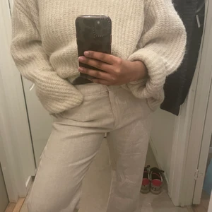 Linnebyxor  - Beiga lågmidjade linnebyxor. As snygga men har redan 4 par så säljer dessa! Storlek 40 men små i storleken så passar en s/m