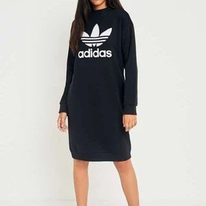 Adidas sweater dress - Adidas sweater dress, passar till alla årstider, säljer pga jag använder den för sällan. Inga skavanker, trycket är helt. Klänningen går lite ovanför knäna på mig, lite oversized, funkar att ha ett bälte i midjan för en kurvigare look 