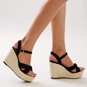 Kilklackar  - Köpte dessa kilklackarna förra sommaren men kommer tyvärr inte till användning! Endast använda 1 gång och är därför i nyskick☺️I storlek 37 men lite stora så passar även 38! Hör av er om ni är intresserade eller vill ha fler bilder