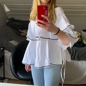 Volangblus - Helt ny blus med volanger ifrån Simplee! Stl: S