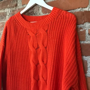Orangeröd kofta  - Superfin orangeröd stickad kofta (kabelstickad). Endast prövad. Frakt tillkommer ⛵️