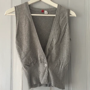 Grå väst  - Snygg väst i bommulsmaterial. Köpt second hand men ursprungligen från HM, lappen bortklippd men skulle gissa på en S/M, sitter fint på både S och M, men passar säkert både mindre och större storlekar. Säljes pga att den inte längre kommer till användning. Det är bara att höra av sig vid frågor och funderingar! Kan fraktas och priset går att diskutera💚