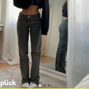 Gråa lågmidjade Zara jeans - Säljer dessa superfina gråa lågmidjade Zara jeans då dem tyvärr inte kommer till användning! Jag har aldrig använt dem och är därför i väldigt börja skick. Hör av dig för fler bilder och information. Priset kan diskuteras❤️❤️