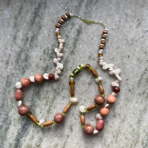 Halsband - Så snyggt men jag har för många halsband! Ca 74 cm. Möts upp i Stockholm eller skickar mot fraktkostnad 💕