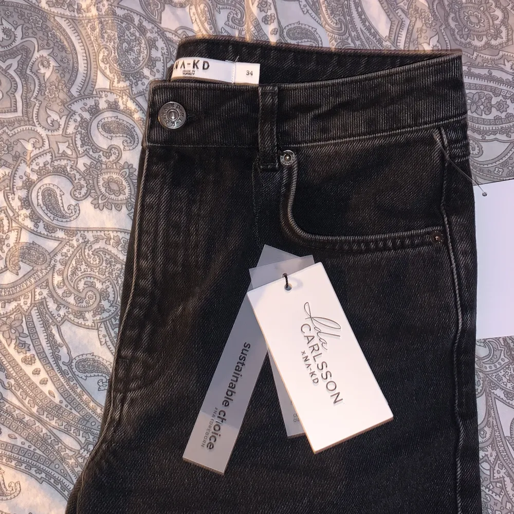 Säljer dessa jeans från ida Carlsson kollektion med nakd🥰, eftersom dom tyvärr var lite stora på mig! De är helt slutsålda på hemsidan. Helt nya med prislapp kvar, säljer för 450kr+frakt säljaren står för frakten❤️pris kan ändras vid snabb affär!🥰. Jeans & Byxor.