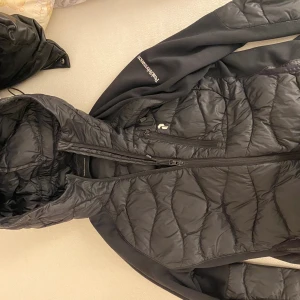Peak performance dunjacka (fleece) - En dunjacka från peak peformance i storlek S använd fåtal gånger, inga skador (bara smuts som går att torka bort, ingen man ser dock). På armarna finns de även lite fleece material, bra vårjacka. Sälj pga ingen användning! Pris kan diskuteras 