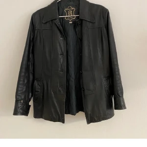 Läderjacka - säljer då den inte passa som jag ville. storlek 44 men cäldigt liten så passar s eller xs. fint skick! kan frakta eller mötas upp. 