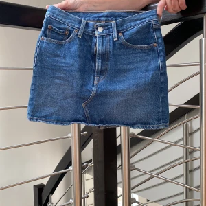 Mörkblå levis jeanskjol - Bra skick!