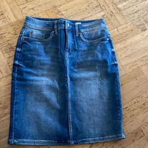 Saint Tropez (s) - Helt ny jeans kjol, stl s, stretch säljes för 30kr