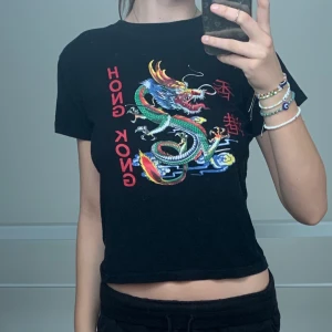Hong Kong T-shirt - Köpt i Hong Kong  Knappt använd Bra material Basically en crop top