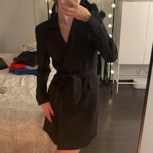 Blazer klänning - Så så snygg blazer klänning från gina med öppen rygg. Aldrig använd, lappen kvar! En knapp är borta, men det följer med så man kan sy fast en ny likadan. Köpt för 600kr 💖