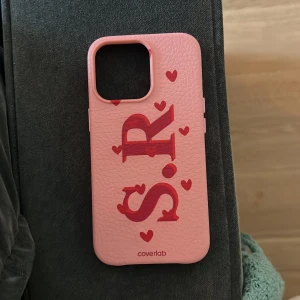 Skal iPhone 13 Max - Jag beställde detta skalet från coverlab som kom i fel storlek….. den är helt costumised och betalade ca 400kr för detta. Så får hoppas på att denna får till användning för nån annan!💗