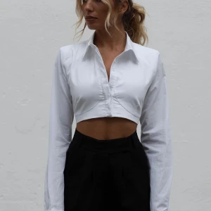 A DSGN cropped shirt - Säljer min snygga A DSGN skjorta då jag sällan haft användning av den. Tror använd cirka 2 gånger så i nyskick! 