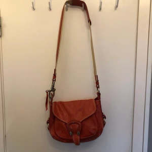 Röd väska  - Röd väska som är väldigt rymlig! köpt secondhand kan mötas upp i stockholm