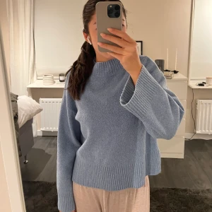 Blå stickad tröja  - Jättefin blå tröja köpt från pull&bear💗 hör av dig vid frågor eller om du är intresserad!