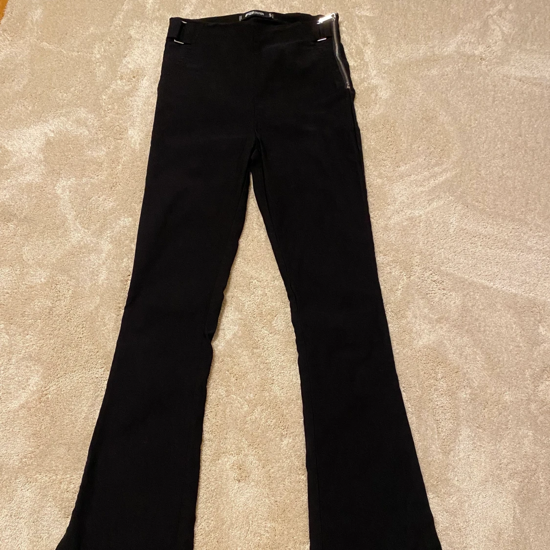 Svarta flare byxor med dragkedja på sidorna  - 91