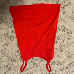 Rött linne storlek M - Dont buy directly, message me first!  Köp ej direkt, meddela först! :)  REALLY CUTE RED TANKTOP! I never wear this anymore so I’m selling it here for cheap! Size M, message for more information and pictures :)  Fint linne som jag aldrig har på mig längre 