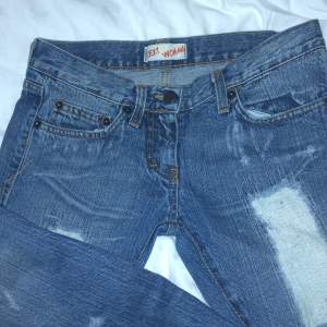 Lågmidjade SW Bootcut ripped jeans.   Storlek XS. Mina favorit jeans som dessvärre inte passar. Sitter jätte fint! (Passar även S)