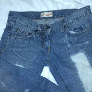 Lågmidjade SW Bootcut ripped jeans.   Storlek XS. Mina favorit jeans som dessvärre inte passar. Sitter jätte fint! (Passar även S)