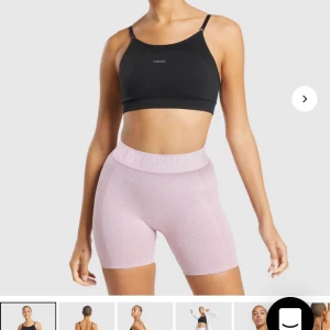 Gymshark flex sports bra, storlek M - Superskön gymshart-topp i bra skick! Storlek M, men något liten i sorleken, jag är vanligtvis S/M och på mig sitter den bra☺️ nypris 449kr
